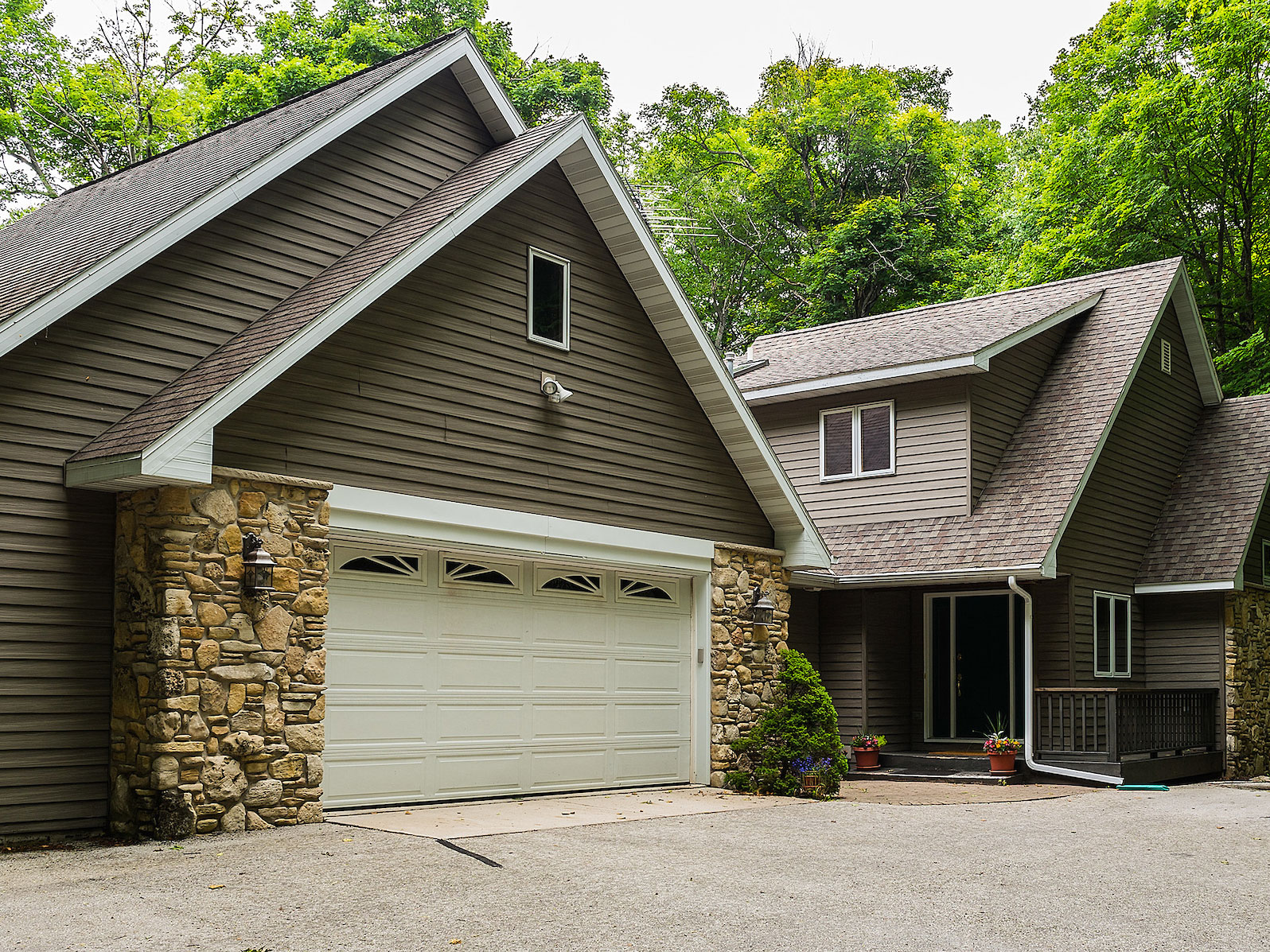 Bluffside a three-bedroom, two-and-a-half-bath, private home