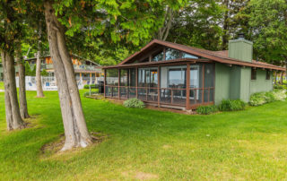 Shallows Cottage is a beachfront three-bedroom cottage with deck